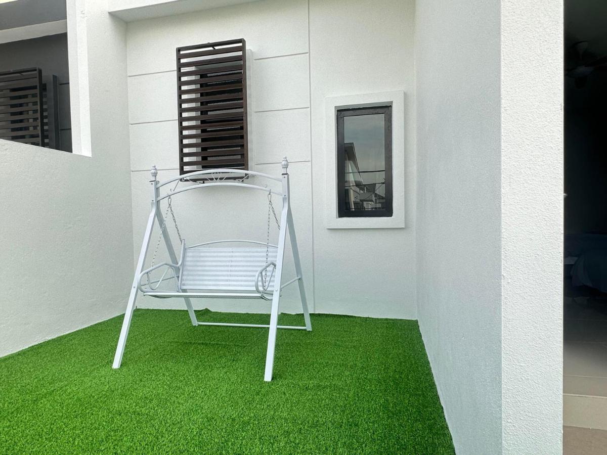 《Untitled Homestay》Sitiawan Buitenkant foto